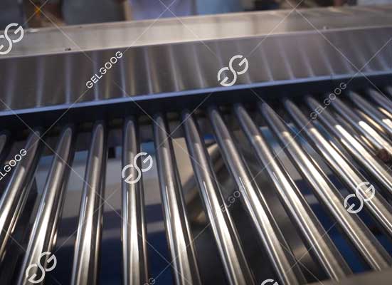 Strawberry roller grading machine